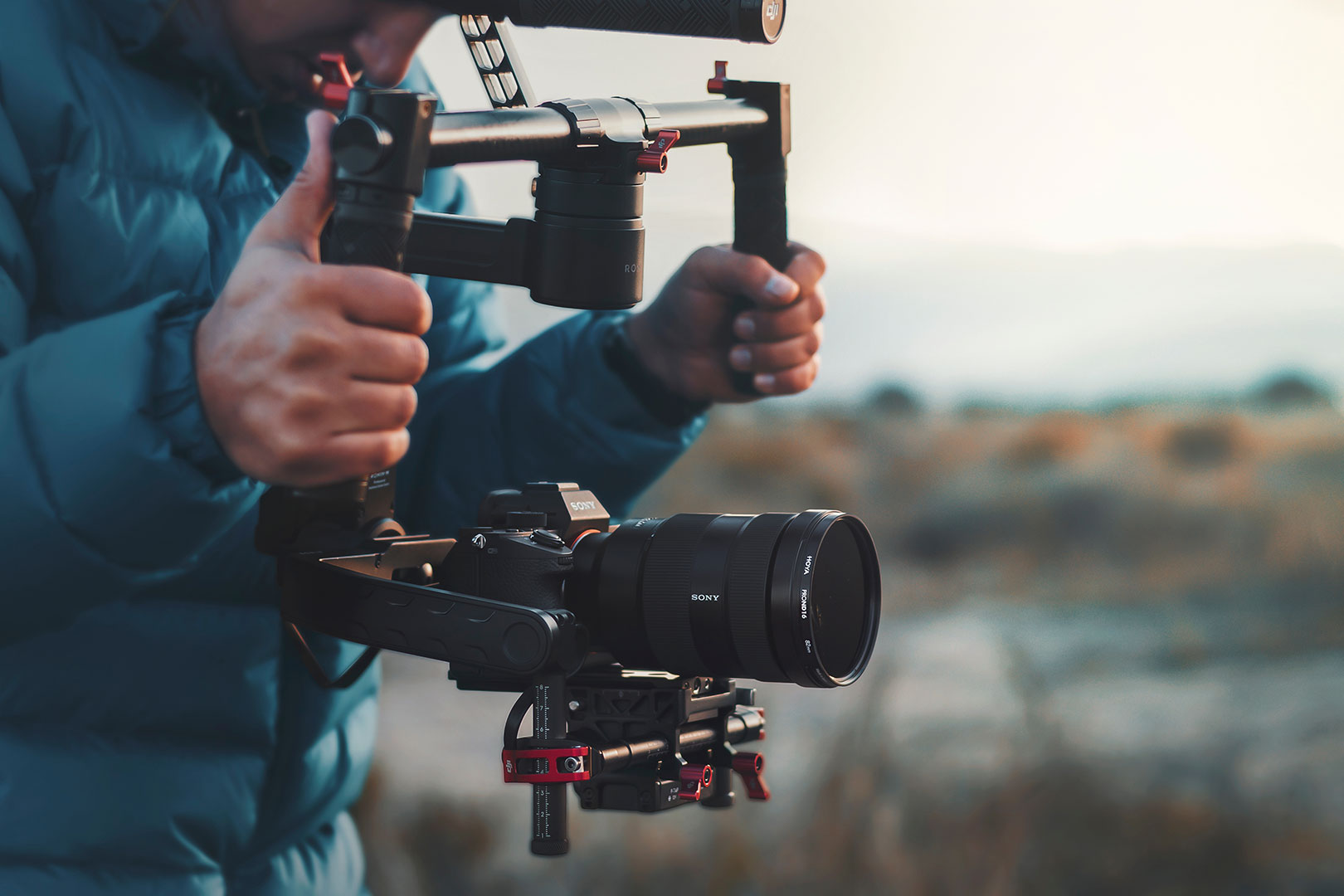 Camera op een stabilisator voor vloeiende opnames van een woning